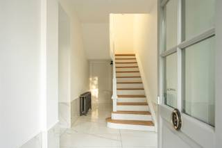 <p>Aan de Vilvoordsesteenweg 229 in Meise wacht een unieke villa in zijn soort.<br />Recent state of the art gerenoveerd, tot in de finesse afgewerkt en omringd door een spectaculair domein van 9.121 m² met een majestueuze, oude bomenstand.</p><p>Het perceel is volledig omheind en uitgerust met camerabewaking — discreet, veilig en zalig privé.<br />En dan dat buitenleven… Een overdekt terras van ca. 100 m² vormt het decor voor lange zomeravonden, grote tafels en goed gezelschap.</p><p>•    Uniek perceel van 9.121 m² <br />•    Recent state of the art gerenoveerd met uitzonderlijke afwerkingsgraad<br />•    5 slaapkamers &amp; 2 badkamers<br />•    Overdekt terras van ± 100 m² voor elk seizoen<br />•    Garage voor 4 wagens<br />•    Gymzaal + tuinberging<br />•    Volledig omheind + camerabewaking</p><p>Binnenin klopt alles.</p><p>De leefruimte voelt open en elegant, met een natuurlijke flow tussen living, eetkamer en keuken — en vooral: zicht op de tuin vanuit elke hoek.<br />Met 5 slaapkamers is er ruimte voor gezin, gasten, home office of hobby’s. De 2 badkamers maken het plaatje compleet.</p><p>Dit is een plek waar je vertraagt, ademt en geniet — in een setting die zeldzaam is in Vlaanderen: een private oase op een domeinformaat, met de afwerking van vandaag.</p><p>Wil je dit domein in het echt voelen?<br />Vraag je bezoek aan via sinjoor.be en ontdek zelf wat 9.121 m² vrijheid met je doet.</p>