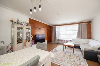 In een van de meest geliefde buurten van Deurne, vind je dit ruime appartement terug op de derde verdieping van een kleinschalig gebouw.<br /><br />Bij het betreden van het appartement kom je binnen in een ruime inkomhal die toegang geeft tot de verschillende vertrekken. Aan de linkerzijde bevindt zich een zeer lichtrijke en ruime woonkamer, met aansluitend een eerste slaapkamer – ideaal als kinderkamer, bureau of logeerkamer.<br /><br />Aan de rechterzijde van de hal tref je de grote masterbedroom aan, die verbonden is met een derde slaapkamer. Deze kan perfect dienst doen als dressing, hobbykamer of extra slaapruimte.<br /><br />De badkamer is uitgerust met een ligbad, lavabo met meubel en een toilet. Daarnaast is er een ruime opbergruimte in de inkomhal aanwezig.<br /><br />De aparte keuken werd recent voorzien van een nieuwe vloer en beschikt over veel kastruimte. Aansluitend aan de keuken bevindt zich een gezellig, overdekt terras – ideaal om van een kop koffie te genieten, ongeacht het weer.<br /><br />Tot slot beschikt het appartement over een ruime berging op de gelijkvloerse verdieping, wat zorgt voor extra opslagcomfort.<br /><br /><u><strong>Troeven:</strong></u><br />* Gelegen op toplocatie in Deurne, vlak bij het Boekenbergpark<br />* 3 volwaardige slaapkamers<br />* Lichtrijke leefruimte<br />* Overdekt terras<br />* Ruime berging<br />* Recent vernieuwde vloer in de keuken<br />* Kleinschalig gebouw met lage gemeenschappelijke kosten, deze bedragen 70,00 euro per maand als voorschot op de brandverzekering, de elektriciteit van de gemene delen en eventuele kleine onkosten in het gebouw. <br /><br />Dit appartement is perfect voor wie op zoek is naar ruimte, licht en een centrale ligging.<br /><br />Interesse? Contacteer ons voor een bezoek! Momenteel is het appartement verhuurd. 