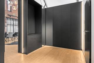 Gelegen op de derde en vierde verdieping van een charmant en kleinschalig gebouw bevindt zich deze unieke penthouse-loft.

Via een ruime inkomhal betreedt men het appartement. Meteen vallen de hoge plafonds en bakstenen muren op, die het loftkarakter extra in de verf zetten. In 2021 werd het appartement volledig gestript en met veel smaak en hoogwaardige materialen gerenoveerd.

De open keuken, voorzien van alle nodige toestellen, sluit naadloos aan op de lichtrijke leefruimte. Dankzij de grote raampartijen baden deze ruimtes in natuurlijk licht. Vanuit de keuken heeft u bovendien toegang tot het eerste terras. Aansluitend bevindt zich een praktische bergruimte die dienstdoet als bijkeuken, met aansluiting voor een was- en droogmachine.

Op deze verdieping bevinden zich verder twee ruime slaapkamers met een gedeelde badkamer, evenals de master bedroom met een bijzonder ruime dressing en een ensuite badkamer.

Via de trap bereikt men de bovenste verdieping, waar zich nog twee volwaardige kamers bevinden. Van hieruit heeft u toegang tot het unieke en zonnige dakterras, waar u in alle privacy kan genieten van de aanwezige jacuzzi.

De loft beschikt bovendien over domotica voor extra comfort.

Een ondergrondse autostaanplaats is apart aan te kopen.