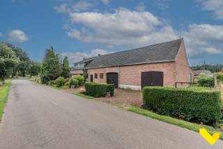 <p>Te Koop in Balen-Olmen – Uniek Vastgoed met Tal van Mogelijkheden!</p>
<p></p>
<p>📍 Locatie: Balen-Olmen</p>
<p>📐 Perceeloppervlakte: ca. 2.000 m²</p>
<p>🏡 Vraagprijs inclusief naastliggende bouwgrond</p>
<p></p>
<p>Bent u op zoek naar een uniek vastgoed met <em>karakter</em>, <em>ruimte</em> én <em>potentieel</em>? Dan is dit eigendom in Balen-Olmen precies wat u zoekt!</p>
<p></p>
<p>Op een prachtig perceel van maar liefst 2.000 m² bevindt zich een authentieke langgevelboerderij, klaar om nieuw leven ingeblazen te worden. De boerderij biedt renovatiemogelijkheden voor wie houdt van charme en landelijke stijl.</p>
<p></p>
<p>Maar ook voor projectontwikkelaars of bouwlustigen is dit een ware opportuniteit!</p>
<p>De brede straatkant van 52 meter biedt uitzonderlijke mogelijkheden:</p>
<p></p>
<p>✅ Inclusief naastliggende bouwgrond</p>
<p>✅ Mogelijkheid tot 3 bouwloten voor open bebouwing (mits afbraak van de bestaande woning)</p>
<p>✅ Gelegen in een rustige, landelijke omgeving met goede bereikbaarheid en nabijheid van voorzieningen</p>
<p></p>
<p>Of u nu droomt van een karaktervolle renovatie, een ruime woning met tuin, of een kleinschalig verkavelingsproject – deze eigendom heeft het allemaal.</p>
<p></p>
<p>🔑 Troeven op een rijtje:</p>
<ul>
<li>Groot perceel met veel straatbreedte</li>
<li>Authentieke langgevelboerderij</li>
<li>Renovatie- én verkavelingspotentieel</li>
<li>Inclusief naastliggende bouwgrond</li>
<li>Mogelijkheid tot 3 afzonderlijke bouwpercelen</li>
<li>Rustige ligging in het groene Balen-Olmen</li>
</ul>
<p></p>
<p>📞 Interesse? Neem vandaag nog contact op voor een bezichtiging of meer informatie.</p>
<p>Dit is een buitenkans die u niet wil missen!</p>