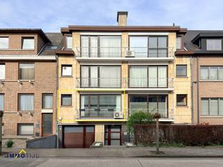 Dit charmant appartement bevindt zich op de 1ste verdieping (lift aanwezig) en beschikt over een inkom met vestiaire, een gezellige...