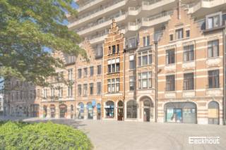 Ontdek dit appartement in residentie Marina Mercator aan het verzorgde Ernest Feysplein, centraal gelegen, vlak aan het station. Je wandelt buiten aan de jachthaven, met een supermarkt, de winkelstraat en tal van gezellige horeca-adresjes om de hoek. Het appartement bestaat uit een inkomhal met toegang tot een apart toilet en tot de lichtrijke leefruimte met open keuken. Vanuit de leefruimte heeft men toegang tot een ruime slaapkamer met aanpalende badkamer voorzien van een lavabomeubel, een tweede toilet en een bad-douche combinatie. De leefruimte en slaapkamer geven uit op het terras. Er is een gemeenschappelijke fietsenberging voorzien. Het appartement is bovendien asbestveilig bevonden. Dit appartement is de perfecte uitvalsbasis voor wie alles binnen handbereik wil!