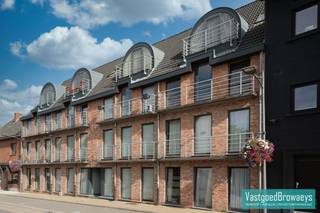 <strong>Jouw eerste thuis in het bruisende Merelbeke!</strong> <br /><br />Dit gezellige appartement is perfect voor starters die op zoek zijn naar een flexibele woonruimte in het centrum. De open keuken is ideaal voor het organiseren van spontane etentjes met vrienden, en de aparte slaapkamer biedt je de privacy die je nodig hebt. Bovendien ben je omringd door talloze bars, restaurants en winkels. Achteraan beschik je over een praktische fietsen- en vuilnisberging. Bovendien kan je zorgeloos parkeren op de gratis Conversatieparking, die je via de achterliggende tuin eenvoudig bereikt.<br /><br /><strong>Huurprijs:</strong> €750 (waarvan €650 huur + €100 provisie voor verwarming en syndickosten).<br /><br />Voor meer informatie of om een bezichtiging in te plannen, neem contact op met Stefanie via telefoon op 055/59.50.10 of per e-mail op Stefanie@vastgoedbrowaeys.be<br />