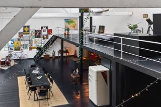 <p>Découvrez ce loft urbain d'exception, situé dans un emplacement véritablement imbattable au cœur d'Anvers. Une oasis de lumière, d'espace et de confort dans une rue peu fréquentée, à proximité immédiate de tous les commerces, des restaurants, des transports en commun et de l'animation de la ville.<br />À l'intérieur, vous profiterez d'une grande tranquillité, d'intimité, d'un impressionnant espace de vie avec de hauts plafonds, de grandes baies vitrées et une véritable ambiance de loft. La mezzanine offre une chambre spacieuse avec dressing et un accès direct à la salle de bains équipée d’une baignoire et d’une douche. La superbe cuisine ouverte est entièrement équipée et il y a une buanderie séparée.<br />Ce loft a été entièrement rénové ces dernières années : nouvelle toiture (2024), nouvelles fenêtres à vitrage à haut rendement, installation électrique rénovée, chauffe-eau à pompe à chaleur (A++), nouveaux stores, sanitaires rénovés et bien plus encore. La certification EPC A est la cerise sur le gâteau. Possibilité de louer une place de parking dans l'immeuble.<br />Atouts :<br />- inclus dans le prix demandé et participation aux choix d'aménagement de la chambre séparée et du dressing/bureau/2e chambre<br />. Excellente opportunité d'investissement : bien immobilier unique dans un emplacement de choix et très bon rendement locatif<br />• Loft unique bénéficiant d’un emplacement de choix au cœur d’Anvers<br />• CPE A – économe en énergie et à l’épreuve du temps<br />• Grand espace de vie lumineux<br />• Toiture et fenêtres rénovées (2024)<br />• Installation électrique conforme<br />• Possibilité de place de parking<br />• Immeuble entièrement modernisé – charges mensuelles très faibles</p><p>Prenez rendez-vous dès maintenant pour l'une de nos premières visites sur lou@guldentopsvastgoed.be </p>