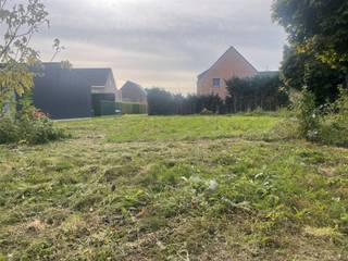 AANGENAAM GELEGEN PERCEEL BOUWGROND MET OPPERVLAKTE VAN  7A 60CA VOOR OPEN BEBOUWING.Gelegen in residentiële en autoluwe woonwijk in het landelijke...
