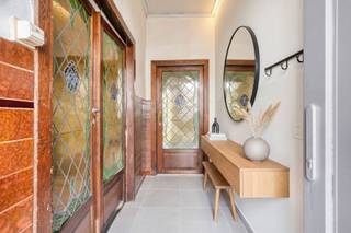 <p><strong>Te renoveren woning<br />Richtprijs: €219.000<br /></strong><strong>Beschikbaarheid: vanaf akte <br /><br /></strong>Op zoek naar uw droomstek in Mechelen? Deze charmante woning aan de Battelsesteenweg biedt u alle vrijheid om uw ideale thuis te creëren. De indeling is flexibel en biedt veel potentieel: een inkomhal, een voorplaats die perfect dienst kan doen als bureau of gezellige inkomruimte, gevolgd door de living, een achterliggende keuken, en een kleine badkamer. Achteraan ligt een klein terras met een buitenberging — na afbraak hiervan ontstaat er ruimte voor een knusse patio of terras.</p>
<p>Op de eerste verdieping vindt u een eerste slaapkamer plus een doorgangsslaapkamer met vaste trap naar het dakverdiep. Daarboven is extra opslagruimte voorzien.</p>
<p><strong>Maak er uw eigen project van</strong><br />De woning wordt te koop aangeboden met EPC-label E en vraagt hedendaags comfort — renovatie is dus aangenaam verwacht. Wie houdt van klussen, creativiteit en eigen stijl, vindt hier alle bouwstenen.</p>
<p><strong>Waarom deze ligging zo interessant is</strong><br />Gelegen in de levendige stad Mechelen, geniet u een uitmuntende ligging: winkels, scholen en openbaar vervoer zijn vlot bereikbaar. Dankzij de toegang tot winkels en voorzieningen brengt deze buurt alle voordelen van de stad samen.</p>
<p><strong>Uw ideale start</strong><br />Bent u op zoek naar een renovatieproject dat helemaal uw stijl kan worden? Dan is deze woning uw kans. Vraag vandaag nog een bezoek aan via <strong>emma@altro-vastgoed.be I 04 56 89 11 63 </strong>— wij leiden u graag rond en tonen u de troeven van deze opportuniteit.</p>
<p>Wacht niet te lang — deze unieke kans op een eigen stek in Mechelen mag u niet missen.<br /><strong>- Deze advertentie bevat renders om u een duidelijker beeld te geven van het potentieel. - </strong></p>