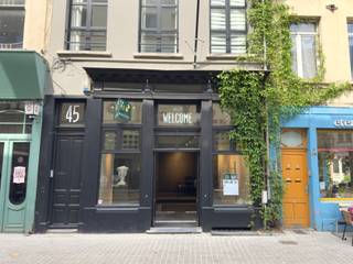 Situé dans la Wolstraat, au cœur historique et commercial d'Anvers, cet espace commercial avec arrière-boutique d'une superficie totale d'environ...