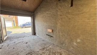 Sint-Pieters Brugge - Garage te huur in de Oostendse Steenweg, een belangrijke invalsweg naar het centrum van Brugge. Vlakbij Scheepsdalebrug en de ring.  **  #veiligparkeren #sintpieters #brugge  **    **  Afmetingen :   4.88 m  x  2.69 m  **    **  Beschikbaar  1 november 2026