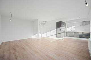 Op slechts 500 meter van het centrum van De Haan bevindt zich dit recent gerenoveerde appartement/ rijwoning in de rustige Sparrenboslaan.<br /><br />Dankzij de grote raampartijen geniet het appartement/ de woning van een aangename natuurlijke lichtinval. Bovendien biedt de ligging op een privatief terrein extra privacy, waardoor u geen inkijk heeft vanaf de straat.<br /><br />De gelijkvloerse verdieping omvat een ruime en lichtrijke leefruimte met open keuken, ideaal voor wie houdt van een open en gezellige woonomgeving. Ook de vernieuwde badkamer bevindt zich op deze verdieping.<br /><br />Op de eerste verdieping vindt u twee slaapkamers.<br /><br />Gezien dit een privatief terrein is heeft u ook nog een privatieve staanplaats die is inbegrepen in de vraagprijs. <br /><br />Een extra troef zijn de privatieve zonnepanelen, die recent werden geïnstalleerd.<br /><br />GEEN SYNDICUSKOSTEN! <br /><br />Bent u op zoek naar een instapklaar appartement/ woning, als vaste verblijfplaats of als tweede verblijf aan de kust? Neem dan gerust contact op met Victor via victor@immofrancois.be of telefonisch op +32 470 64 60 28 voor meer informatie of een bezoek ter plaatse.<br /><br />