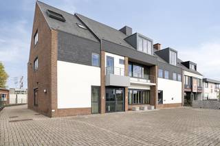 Kantoorgebouw te Zedelgem (720 m²) met ruime parking voor en achter de deur op zichtlocatie en met sublieme bereikbaarheid. Netto...