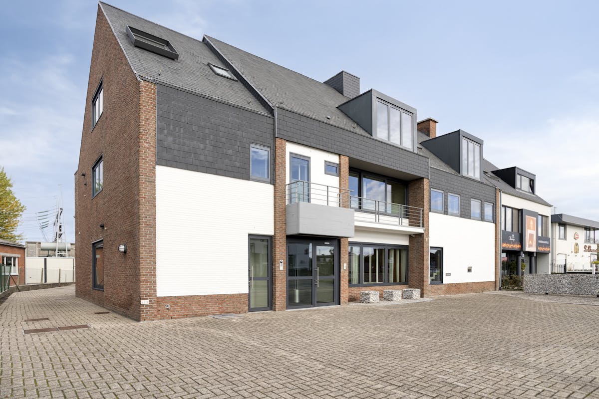 Kantoorgebouw te koop in Zedelgem met ruime parking. - foto 2