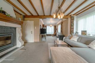 Op zoek naar een ruime, vrijstaande woning met veel potentieel op een uitstekende locatie? Deze charmante woning in de Rollegem-Kapelsestraat 57,...