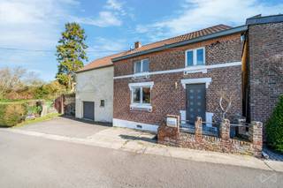 Située dans un environnement calme et campagnard tout en restant proche des facilités, cette maison 3 façades pleine de cachet séduira les...