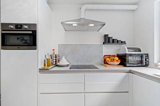 Ben je op zoek naar een gerenoveerd opbrengsteigendom met een rendement van 5%? Lees dan zeker verder!<br /><br />Dit volledig gerenoveerde opbrengsteigendom combineert de charme van moderne afwerking met een uitstekende centrale locatie. Dankzij de nabijheid van scholen, openbaar vervoer, en invalswegen genieten bewoners van ongeëvenaarde toegankelijkheid en gemak. Deze strategische ligging verzekert een continue vraag naar woonruimte, wat bijdraagt aan een aantrekkelijk bruto rendement van 5%. Dit maakt het een ideale keuze voor investeerders die op zoek zijn naar een veilige en winstgevende belegging in vastgoed.<br /><br />Indeling:<br />-GLV: een warm welkom wordt u geboden via de gemeenschappelijke inkomhal die leidt naar een open keuken, uitgerust met alle hedendaags comfort en een ruime, lichtrijke leefruimte van 32m². Het appartement beschikt over een apart gastentoilet en een open berging met aansluitingen voor wasmachine en droogkast. De gezellige slaapkamer, aansluitend aan de badkamer van 12m², is voorzien van een moderne inloopdouche en een enkele wastafel in meubel.<br />-1steV: dit duplexappartement is een toonbeeld van modern wonen, beginnend op de eerste verdieping met een leefruimte (28m²) en open keuken, grenzend aan een sfeervol terras (17m²). Een gastentoilet met handenwasser is eveneens aanwezig.<br />-2deV: een ruime slaapkamer (17m²), een praktische berging, en een badkamer (10m²) met inloopdouche en dubbel wasmeubel, inclusief voorzieningen voor wasmachine en droogkast.<br />-Zolder: extra ruimte (15m²) voor opslag, ideaal voor wie extra opbergruimte belangrijk vindt.<br /><br />Dit gerenoveerde opbrengsteigendom is een zeldzame kans om te investeren in een vastgoed met solide rendement van 5%. <br /><br />Laat deze unieke kans niet aan u voorbijgaan en ontdek vandaag nog wat dit prachtige opbrengsteigendom in Sint-Niklaas voor u kan betekenen.