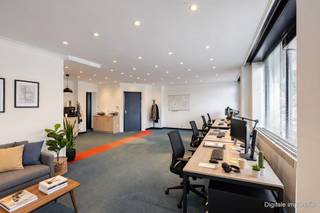 <p><span>Een professionele werkplek begint bij de juiste locatie. Deze kantoorruimte aan de Korte Massemsesteenweg 60 in Wetteren biedt u de ruimte én uitstraling om uw zaak professioneel uit te bouwen.</span></p><p><span> </span></p><p><span>De ligging is een absolute troef. Dankzij de goede passage en zichtbaarheid komt uw onderneming dagelijks onder de aandacht van voorbijgangers en potentiële klanten. Tegelijk geniet u van een vlot bereikbare locatie zowel met auto als openbaar vervoer, ideaal voor zowel medewerkers als bezoekers.</span></p><p><span> </span></p><p><span>De kantoorruimte is geschikt voor uiteenlopende activiteiten en vormt een interessante oplossing voor ondernemers, zelfstandigen, vrije beroepen en bedrijven die op zoek zijn naar een representatieve locatie met commerciële uitstraling.</span></p><p><span> </span></p><p><span>Een kantoor waar werken, bereikbaarheid en zichtbaarheid samenkomen.</span></p><p><span> </span></p><p><span>Interesse om uw onderneming hier te vestigen? Interesse in deze eigendom? Neem dan gerust contact op met Quinten van Immo Zone via 0485/02.48.04 of quinten@immo-zone.be voor meer informatie of om een bezichtiging in te plannen.</span></p><p><span> </span></p>