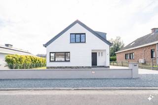 Vanafprijs: bieden vanaf €499.000.In een rustige doodlopende straat, nabij het centrum van Asse, wacht deze instapklare woning op haar nieuwe...