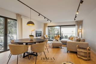 Op de gegeerde Elizabetlaan, bevindt zich dit prachtig afgewerkte appartement in een villaresidentie. Dankzij de centrale ligging geniet u van een vlotte bereikbaarheid en bevindt u zich op wandelafstand van het strand, la Reserve, casino en het Zegemeer.<br /><br />Het appartement verwelkomt u met een ruime en lichtrijke leefruimte die uitgeeft op een aangenaam terras. De stijlvolle, volledig uitgeruste keuken sluit naadloos aan bij het moderne karakter van het appartement. Verder beschikt het appartement over een apart gastentoilet, twee volwaardige slaapkamers met ingemaakte kasten en twee badkamers. De tweede slaapkamer bevindt zich naast een badkamer met douche, terwijl de master bedroom geniet van een ensuite badkamer met ligbad en directe toegang tot een tweede terras.<br /><br />Bovendien beschikt het over een privatieve kelderberging in het gebouw en bestaat de mogelijkheid om het huurcontract van een parkeerplaats in het gebouw over te nemen.<br />Maatregelenregister in aanvraag.<br /><br />Aarzel niet om ons te contacteren voor meer info: tel.: 050 62 44 14 of via knokke@immax.be