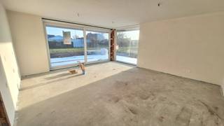 <strong>Appartement 0.03 – Ruim gelijkvloers appartement met tuin in Klaverstuk 24</strong><br /><br />Bent u op zoek naar een ruime en instapklare woonoplossing met een grote tuin?<br />Appartement 0.03 in het nieuwbouwproject Klaverstuk 24 biedt een perfecte combinatie van ruimte, comfort en moderne afwerking, ideaal voor gezinnen of wie gewoon wat meer luxe zoekt.
<h4><strong>Kenmerken van appartement 0.03</strong></h4>

<ul>
	<li>* Bewoonbare oppervlakte: 103 m²</li>
	<li>* Inkomhal met praktische vestiaire en apart gastentoilet.</li>
	<li>* 3 ruime slaapkamers, geschikt voor gezinnen, thuiswerk of logeerkamer.</li>
	<li>* 2 badkamers: één met meubel en douche, en één met meubel en bad.</li>
	<li>* Lichtrijke leefruimte met grote ramen en een open, moderne keuken.</li>
	<li>* Wasplaats voor extra opbergruimte en praktisch gemak.</li>
	<li>* Riant terras van 22 m² en een aangelegde tuin van 204 m², ideaal om te genieten van het buitenleven.</li>
	<li>* Inclusief ondergrondse parkeerplaats en fietsenberging.</li>
</ul>

<h4><strong>Hoogwaardige afwerking en duurzaamheid</strong></h4>
Dit appartement is volledig instapklaar en uitgerust met:

<ul>
	<li>* Vloerverwarming voor aangenaam wooncomfort.</li>
	<li>* Een warmtepomp en zonnepanelen voor energiezuinig wonen.</li>
	<li>* Een E-peil van 30, waardoor u vrijstelling geniet van de onroerende voorheffing.</li>
</ul>

<h4><strong>Wonen in het groene Zedelgem</strong></h4>
Gelegen in een rustige en groene omgeving biedt Klaverstuk 24 het beste van twee werelden: een serene woonomgeving en een vlotte bereikbaarheid naar het centrum van Zedelgem, Brugge en omliggende steden.<br /><br />Met de royale binnen- en buitenruimtes is appartement 0.03 de perfecte keuze voor wie modern comfort wil combineren met een ruim gevoel.<br />Neem vandaag nog contact met ons op voor meer informatie of een bezichtiging.<br /><br />Uw nieuwe thuis wacht op u!<br /><br />051 21 11 11 of matias@imfiro.be