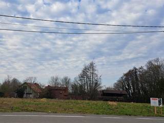<p><span>Tussen Moerbeke en Klein Sinaai</span><span><br />Dit stukje paradijs situeert zich aan de schilderachtige Oostvaart, omgeven door weelderig groen, idyllische weilanden en een Vlaamse kasseistrook. <br />De locatie biedt niet alleen een serene rust, maar ook gemakkelijke toegang tot alle voorzieningen en uitstekende bereikbaarheid.<br /><br /></span><span>Bouwgrond van 740 m² - voor open bebouwing<br /></span><span>Dit bouwlot is bestemd voor open bebouwing en is vrij van bouwverplichting. <br />Het perceel is bouwrijp en voorzien van alle nodige aansluitingen, waardoor je direct aan de slag kunt met het verwezenlijken van jouw droomhuis.<br /><br />De verkavelingsvoorwaarden laten de realisatie van een open bebouwing toe,<br />bestaande uit 2 bouwlagen,<br />met het gelijkvloers tussen 9 en 18 meter en de verdieping tussen 9 en 15 meter diep.<br /><br />Dit is een mooie kans om jouw droomwoning te realiseren op een idyllische locatie die rust, natuur en bereikbaarheid combineert.<br /><br /></span></p>