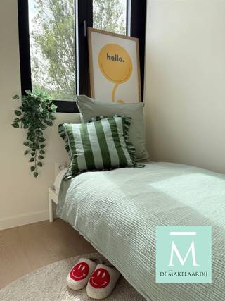 <p><span>STUDENTS ONLY! Gemeubelde studio in hartje Mechelen - EERSTE BEWONING NA RENOVATIE </span></p><p><span>Kom blokken in Blokstraat 10", dé moderne en knusse thuisbasis voor studenten die comfortabel willen wonen. Je komt terecht in een spiksplinternieuwe doch supergezellige studio, voorzien van alle modern comfort en gemak.</span></p><p><span>Zeer centraal gelegen in hartje Mechelen (Vismarkt) terwijl je geniet van een rustige straat vlakbij alle voorzieningen (Thomas More, winkels, bushaltes, de levendige Markt en Bruul, etc.)</span></p><p><span>De studio is gelegen op de eerste verdieping met grote ramen richting de tuin en dus veel daglicht. De studio beschikt over een ruime aparte badkamer, een apart toilet alsook een leefgedeelte met slaapplaats, zithoek en open kitchenette.</span></p><p><span> </span></p><p><span>Ter info:</span></p><p><span>·De studio heeft een totale oppervlakte van 19,5m² en omvat een aparte toilet alsook een aparte ruimte badkamer met douche, ingebouwde lavabo met lade en spiegel.</span></p><p><span>·De studio is bemeubeld met een enkel bed (matras zelf te voorzien), een bureau van 160x80cm, een bureaustoel en een kleerkast. Persoonlijke aankleding en detaillering laten we aan de bewoner over (binnen de grenzen van het huishoudelijke reglement).</span></p><p><span> </span></p><p><span>Verder beschikt het pand over het modernste gemak en technische eisen als volgt:</span></p><p><span>·videofoon met kleurenscherm per individuele studio;</span></p><p><span>·verwarming (én koeling in kamers en studio's) via warmtepomp en ventiloconvector;</span></p><p><span>·grote gemeenschappelijke ruimte op gelijkvloers met volledig uitgeruste keuken, zithoek en apart toilet;</span></p><p><span>·gemeenschappelijke tuin waar het heerlijk vertoeven is in lente, zomer en herfst!</span></p><p><span>·vloerverwarming in de gemeenschappelijke delen</span></p><p><span>·ventilatie systeem C;</span></p><p><span> </span></p><p><span>ENKEL voor studenten en GEEN domicilie mogelijk!</span></p><p><span>Maandelijkse gemeenschappelijke lasten bedragen 75 (provisie) en omvatten water, elektriciteit, verwarming en internet.</span></p><p><span>Kom zeker langs voor een bezoek en ontdek Blokstraat 10, dé plek in Mechelen om te studeren, relaxen én connecteren.</span></p><p><span> </span></p><p><span>Voor een bezoek of meer info : contacteer De Makelaardij - 015 20 20 82 - info@demakelaardij.be</span></p><p><span> </span></p>