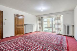 Op zoek naar een ruim appartement met een uitstekende ligging? Dit appartement op de eerste verdieping combineert royale leefruimtes met een centrale ligging en biedt dankzij zijn indeling tal van mogelijkheden. Een ideale basis voor wie een appartement volledig naar eigen smaak wil moderniseren en inrichten.<br /><br /><strong>Ligging</strong>: Het appartement geniet van een rustige, maar tegelijk zeer centrale ligging in het hart van de stad. Winkels, gezellige horecazaken en openbaar vervoer bevinden zich op korte wandelafstand, waardoor u dagelijks geniet van alle voordelen van comfortabel stadsleven.<br /><br /><strong>Indeling van het appartement</strong>: <br />U komt het appartement binnen via een inkomhal die uitgeeft op de ruime woonkamer. De aparte keuken is uitgerust met een kookvuur, dampkap, oven en spoeltafel. Verder zijn er twee slaapkamers, een badkamer met lavabomeubel en bad, en een afzonderlijk gastentoilet. Het appartement beschikt over een overdekte parkeerplaats. <br /><br />Het appartement is momenteel verhuurd aan een huurprijs € 546,60/maand + gemeenschappelijke kosten.<br /><br /><strong>Technische eigenschappen</strong>:
<ul>
	<li>Centrale verwarming op aardgas.</li>
	<li>Gunstige EPC-Label C.</li>
	<li>Elektriciteit niet conform. </li>
	<li>Lift aanwezig. </li>
</ul>
<strong>Extra troeven:</strong>

<ul>
	<li>Centrale ligging dichtbij het stadscentrum en het Deconinckplein.</li>
	<li>Voldoende potentieel om te renoveren naar eigen smaak.</li>
	<li>Goede bereikbaarheid. </li>
	<li>Het appartement is zeer geschikt als investeringseigendom, maar uiteraard ook voor eigen bewoning.</li>
	<li>Inclusief parkeerplaats.</li>
</ul>
<strong>Interesse?</strong> Neem contact op met ons kantoor voor meer informatie of plan een vrijblijvend bezoek aan het appartement. Bel ons op T. 051|201.400 en ontdek de mogelijkheden die dit appartement te bieden heeft.