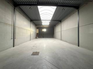 Recente KMO-unit met een oppervlakte van ± 230m² &amp; 2 parkeerplaatsen te huur op de Nelca-site te Lendelede. Gelegen op een toplocatie met een vlotte verbinding naar E17 en E403. Gëisoleerde loods met een vrije hoogte van 6m voorzien van een sectionale poort ( 4m B x 4,2m H) met aparte toegangsdeur, gepolierde betonvloer en lichtstraat. De unit is voorzien van sanitair, regenwater (5000 liter) en een bureauruimte. 