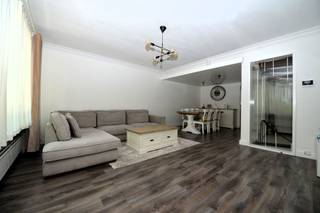 Instapklare Triplex met EPC B, Garage & Zonnig Terras in het Centrum van Essen! Deze volledig gerenoveerde triplexwoning (Dak én ramen vernieuwd...