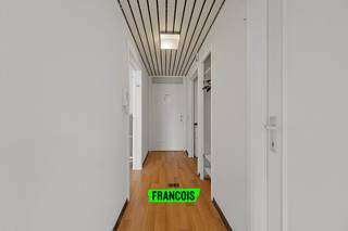Deze charmante assistentiewoning bevindt zich in Residentie Berkenhof, gelegen in een rustige en groene omgeving te Assebroek, net buiten het centrum van Brugge. De woning beschikt over een inkomhal, gezellige woonkamer, keuken, gerenoveerde slaapkamer en badkamer, evenals een balkon met uitzicht op de omliggende natuur.<br /><br />Residentie Berkenhof biedt tal van diensten, zoals een cafetaria, restaurant, gemeenschappelijke terrassen, kapsalon, boodschappenservice en zorgpermanentie. Extra voorzieningen zoals een interne krant, klus- en wasdienst en parkeerplaatsen voor bewoners en bezoekers zijn ook beschikbaar.<br /><br />Met winkels, openbaar vervoer en andere voorzieningen op korte afstand, geniet u hier van een rustige, groene locatie met alle gemak van het stadsleven binnen handbereik.<br /><br />