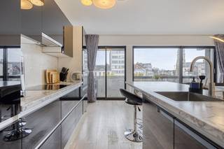 Dit prachtig gerenoveerd appartement te koop in Antwerpen is gelegen op de Italiëlei. Het appartement heeft 2 slaapkamers en beschikt langs beide kanten over een terras. Dit appartement heeft een toplocatie dankzij de centrale ligging. Tal van gezellige horeca en winkels liggen op wandelafstand. Bovendien zorgt de nabijheid van het openbaar vervoer en belangrijke invalswegen voor een makkelijke bereikbaarheid van en naar het appartement. Indeling - leefruimte met toegang tot terras - volledig geïnstalleerde open keuken - hal met ingebouwde kasten- slaapkamer 1 > toegang tot terras - slaapkamer 2 > toegang tot terras - badkamer met douche en lavabo - aansluiting wasmachine mooi opgeborgen in ingebouwde kast - apart gastentoilet - terras voorzijde - terras achterzijde Troeven- terras- EPC-label B- kelderberging- prachtig gerenoveerdDit appartement te koop te Antwerpen wordt aangeboden voor een prijs van 339.000 euro. Deze AI-visualisaties zijn bedoeld als inspiratie. Er werd geen rekening gehouden met technische specificaties, stedenbouwkundige voorschriften of de concrete mogelijkheden tot realisatie.Bent u geïnteresseerd in een appartement of woning te koop in Antwerpen? Aarzel dan niet om ons te contacteren. Had u graag uw eigen eigendom te koop aangeboden contacteer ons dan voor een vrijblijvende schatting, telefonisch op het nummer 03/206.76.76 of per mail naar antwerpen@dewaele.com. Ook voor alle andere vragen omtrent vastgoed kan u steeds bij ons kantoor in Antwerpen terecht!