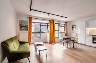 <p><span>Topligging<br /></span><span>Op een toplocatie aan Sint-Pietersstation vind je dit appartement in een kleine residentie. <br />Je woont in de Koning Boudewijnstraat, op wandelafstand van het bruisende stadscentrum met alle leuke dingen om de hoek.<br /></span><span><br />Appartement op de tweede verdieping met 2 slaapkamers, berging en terras<br /></span><span>Je komt binnen in een ruime, lichte leefruimte. <br />De erker met grote ramen zorgt voor licht van 's ochtends tot 's avonds. <br />De zwarte raamprofielen geven het geheel een strakke look. <br />De open keuken is volledig nieuw, er is een oven, kookplaat, vaatwas, dubbele spoelbak en frigo.<br />Verder zijn er twee volwaardige slaapkamers, apart toilet en een vernieuwde badkamer met walk-in douche.<br />Een leuk terrasje doet je genieten van mooie dagen.<br /><br /></span><span>Troeven<br /></span><span>/ door de jaren heen gerenoveerd en instapklaar<br />/ EPC B<br />/ topligging<br />/ inclusief berging<br />/ fietsstalling<br /><br /></span><span>Extra<br /></span><span>/ mogelijkheid om tuin bij te kopen (40.000 EUR)<br />/ mogelijkheid om 4 appartementen als geheel te kopen<br /><br /><br /></span></p>