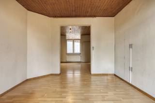 Un excellent emplacement, un bel espace de vie et un jardin urbain confortable - c'est ce que vous pouvez attendre de cette maison sur...