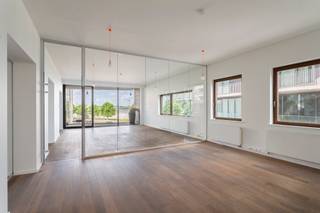 <p>Subliem loftappartement van ca 213 m² op de eerste verdieping van de welgekende realisatie "Hoopnatie", het iconische gebouw van de hand van Conix architecten. Gelegen op een toplocatie op het Zuid, tussen de Scheldekaaien en het groene Zuidpark, met frontaal zicht op de Schelde.<br /><br />Als het ware naast het MUHKA en een paar stappen verwijderd van het KMSKA, in het hartje van het authentieke Zuid te midden van tal van kwaliteitswinkels, restaurants, bistro’s en de algehele gezelligheid en warmte die deze buurt uitstraalt.<br /><br />Een stijlvolle inkomhal zorgt voor een gepaste entrée in de “Hoopnatie”. Het appartement is uitgerust met een veiligheidsdeur, inkom met gastentoilet.<br /><br />De riante leefruimte is afgewerkt met een prachtige eiken parketvloer. Het schuifraam in de leefruimte geeft uit op een terras van ca 19 m². Hier kan u genieten van het prachtige zicht op de Schelde met op de achtergrond het Galgeweel.<br /><br />De keuken bevindt zich aansluitend en kijkt eveneens uit op het terras. Aangezien het appartement steeds als kantoor is gebruikt geweest, is de keuken momenteel basic afgewerkt en naar eigen smaak te vernieuwen.<br /><br />Aan de linkerzijde van het appartement waren oorspronkelijk drie slaapkamers ingetekend. Maar gezien het gebruik als kantoor werden deze muren nooit geplaatst. Desgewenst kunnen er drie royale slaapkamers gecreëerd worden. De ruime badkamer is afgewerkt met ligbad, douche, dubbele lavabo en toilet. De ruimte voor een tweede badkamer is voorzien maar werd nog niet afgewerkt.<br /><br />Een praktische en zeer ruime kelderberging is reeds begrepen in de prijs.<br /><br />Mogelijkheid tot aankoop van een drie ondergrondse autostaanplaatsen op niveau -1 aan 60.000 Euro, excl. registratiebelasting per staanplaats.<br /><br />Het spreekt voor zich dat men hier een waaier aan mogelijkheden heeft als invulling en afwerking. Zo kan het pand perfect opnieuw gebruikt worden als kantoor, mits functiewijziging. Anderzijds krijgt u een mooi canvas om om te vormen tot uw droomappartement.</p>