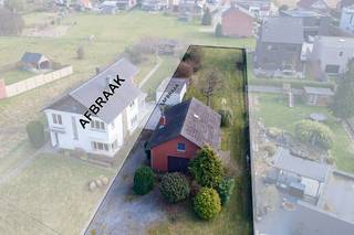 <u><strong>Te renoveren (uitbreidbare) woning (6% btw) of sloop/heropbouw op een rustig gelegen perceel van +- 11are op wandelafstand van het centrum van Diepenbeek!</strong></u><br /><br /><u><strong>TROEVEN: </strong></u><br />- Renovatie mogelijk aan <strong>6% BTW</strong><br />- Optie sloop -heropbouw aan <strong>6% BTW</strong> mogelijk<br />- Registratie aan <strong>2%</strong> indien voldaan aan de voorwaarden<br />- <strong>Eenvoudig om te vormen </strong>naar <strong>EPC D</strong> (klein raampje boven traphal vervangen)<br />- Heel fijne ligging waar je geniet van zowel rust als bereikbaarheid <br />- Op wandelafstand van het centrum, winkels en scholen <br />- Slechts enkele minuten van de E313 <br />- Perceeloppervlakte van +/- 11 aren<br />- Verkaveling van de percelen wordt geregeld door de huidige eigenaar<br />- De linkse woning wordt afgebroken en wordt vervangen door een nieuwbouw woning<br /><br />Welkom op de Boomgaardstraat in Diepenbeek, waar het zalig rusten en wonen is op slechts een steenworp afstand van het charmante dorpscentrum! <br /><br />De woning kan gerenoveerd/uitgebreid worden aan 6% BTW of indien gewenst afgebroken om een nieuwbouw te plaatsen aan 6% BTW indien aan de voorwaarden voldaan zijn.<br /><br />Het gebouw heeft als indeling op het gelijkvloers de centrale inkomhal, een ruime badkamer, een aparte keuken, een woonkamer en een technische ruimte met de cv-installatie en ruimte voor wasmachine en droogkast. Op de verdieping zijn er 2 ruime slaapkamers, een apart toilet en de nachthal. <br /><br />Interesse? Koen informeert u graag over alle mogelijkheden, laat gerust uw gegevens achter indien u een bezoek wenst! <br /> 