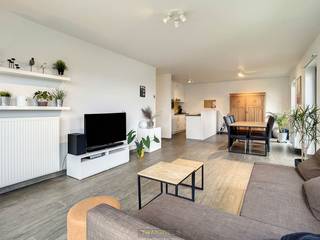 LICHTRIJK APPARTEMENT MET ZONNIG TERRAS, AUTOSTAANPLAATS EN GOEDE BEREIKBAARHEID NABIJ HET CENTRUM VAN OUDENAARDE. DANKZIJ DE GROTE...