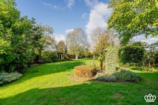 <p><span>Landelijk wonen in Kalmthout op een prachtig perceel van 2.500m² met onder meer lichtrijke leefruimte, vier slaapkamers, ingerichte keuken en inpandige garage.</span></p><p><span>0p zoek naar een ruime woning met karakter, privacy en volop mogelijkheden? Deze landelijke woning in Kalmthout is gelegen op een uitzonderlijk ruim en groen perceel en vormt een ideale basis voor wie rustig wil wonen en tegelijk zijn eigen woonideeën wil realiseren. </span></p><p><span>INDELING</span></p><p><span> </span></p><p><span>Gelijkvloers</span></p><p><span> </span></p><p><span>Bij het binnenkomen betreedt u de hal op tegelvloer. Naastgelegen bevindt zich de lichtrijke leefruimte onderverdeeld in twee zithoeken en een eetgedeelte. De ruime praktische leefkeuken kijkt uit over tuin. Verder beschikt men over een bijkeuken met voorzieningen voor wasmachine en droogkast. Vanuit hier bereikt men de inpandige garage met automatische toegangspoort. </span></p><p><span> </span></p><p><span>Op het gelijkvloers bevindt zich een apart toilet.</span></p><p><span> </span></p><p><span>Eerste verdieping</span></p><p><span> </span></p><p><span>De eerste beschikt over een ruime overloop, vier volwaardige slaapkamers en een ingerichte badkamer met ligbad, toilet en lavabo. </span></p><p><span> </span></p><p><span>Verder bereikt men door middel van een vlizotrap de ruime zolder welke eveneens geschikt is voor eventuele uitbreiding. </span></p><p><span>De woning is grotendeels onderkelderd met een kruipkelder, die onder meer interessant is voor het plaatsen van bijkomende isolatie.</span></p><p><span>Tuin</span></p><p><span>De privatieve tuin is een absolute troef. Dankzij de parkachtige uitstraling, de volwassen groene omgeving en de royale oppervlakte geniet u hier van ruimte en volledige privacy. Achteraan het perceel bevindt zich een grote moestuin, volwassen fruitbomen waaronder druivelaars en vijgenbomen, een grote serre en een ruim kippenren. De tuin beschikt bovendien over een garagebox en tuinhuis, ideaal voor opslag. </span></p><p><span>Vooraan de woning is er voldoende parkeergelegenheid.</span></p><p><span>Een woning met mogelijkheden. </span></p><p><span>Deze eigendom combineert een landelijke ligging met een uitzonderlijk ruim perceel en een goede bestaande structuur. De woning is instapklaar wat betreft onderhoud, maar biedt tegelijk de vrijheid om de afwerking en inrichting volledig aan uw eigen smaak en woonwensen aan te passen.</span></p><p><span>Het dak is geschikt voor zonnepanelen, die vanaf het middaguur de rest van de dag in vol zonlicht staan.</span></p><p><span>Een interessante opportuniteit voor wie op zoek is naar ruimte, privacy en een groene woonomgeving in Kalmthout.</span></p><p><span>03 666 30 66 | <span>info@allure-re.com</span></span><span> | <span>www.allure-re.com</span></span><span> </span></p>