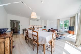 Discover this superb penthouse located in a small co-ownership dating from 2021 in Braine-l’Alleud, close to numerous amenities (train...
