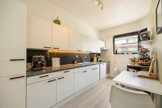 <p>Op zoek naar een stijlvol en instapklaar appartement op een rustige, maar vlot bereikbare locatie? Dit volledig gerenoveerde appartement op de eerste verdieping van een verzorgd gebouw uit 1988 combineert hedendaags wooncomfort met een uitstekende ligging, nabij winkels, scholen en openbaar vervoer.<br /><br />Via de inkomhal bereikt u een apart gastentoilet, twee praktische bergingen en een smaakvol vernieuwde badkamer, uitgerust met een ruime inloopdouche en modern lavabomeubel.<br />De twee volwaardige slaapkamers bevinden zich aan de rustige achterzijde van het gebouw en geven rechtstreeks uit op het zonnige terras van ca. 7 m² , een leuke plek om in alle rust te genieten.<br />Aan de voorzijde bevindt zich de lichtrijke leefruimte, waar de grote raampartij zorgt voor een aangename lichtinval en toegang geeft tot het balkon. De volledig vernieuwde, stijlvolle keuken is voorzien van alle hedendaagse comfort en sluit naadloos aan op de leefruimte.<br />Dankzij de kwalitatieve renovatie is dit appartement volledig instapklaar.<br /><br />Troeven:<br />- Volledig gerenoveerd en instapklaar<br />- Eerste verdieping in een verzorgd gebouw met lift (bouwjaar 1988)<br />- 2 ruime slaapkamers<br />- Lichtrijke leefruimte<br />- Balkon aan de voorzijde en terras van ca. 7 m² aan de achterzijde<br />- Moderne, volledig uitgeruste keuken<br />- Vernieuwde badkamer met inloopdouche<br />- Individuele centrale verwarming op aardgas met Vaillant HR+-ketel<br />- EPC-label B – 121 kWh/m²/jaar<br />- Asbestvrij<br />- Elektrische installatie conform<br />- Private kelderberging inbegrepen<br /><br />Een afgesloten garagebox is verplicht mee aan te kopen aan € 27.000.<br /><br />nteresse? Contacteer ons via 03/225.00.68 of info@wellimmo.net.<br />Documenten (EPC, elektriciteit, asbest, plan) beschikbaar via www.wellimmo.net<br /> </p>
<p> </p>