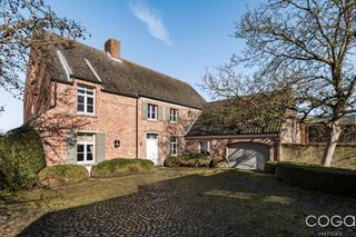 Prachtige villa met poortgebouw op 2.402m². De gebouwen werden opgetrokken in 1996 door de gerenommeerde aannemer Sels uit Schilde. Het eigendom...
