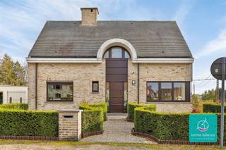 <p><span>immo Talenco verkoopt te Bieseweide 20 – 9310 Baardegem deze zeer goed onderhouden eengezinswoning van het type 4-gevel, het pand is gelegen op een onderhoudsvriendelijk perceel van 4 are  10 ca. Deze instapklare woning beschikt over een nuttige oppervlakte van ± 170 m² en omvat onder meer een gezellige leefruimte, 4 slaapkamers, een kwalitatief ingerichte keukenruimte met ontbijthoek, een volledig ingerichte badkamer en een doucheruimte/wasplaats/berging op het gelijkvloers, alsook een ruime garage. Autostaanplaatsen voor meerdere wagens op de aangelegde oprit. De karakteristieke elementen als de gekleurde glasramen maken het plaatje compleet. </span></p><p><span>Virtuele rondleiding:</span></p><p><span><span>https://360.zibber.eu/share/collection/7Zbjm?logo=0&amp;info=0&amp;fs=1&amp;vr=1&amp;sd=1&amp;initload=0&amp;thumbs=1</span></span></p><p><span> </span></p><h3><span>Gelijkvloers:</span><span> <br /></span><span>Autostaanplaatsen voor meerdere wagens voor de woning, een aangelegde voor-en zijtuin, een  inkom met vestiaire, de trappenhal naar de verdieping, een gastentoilet, een bureelruimte of gelijkvloerse slaapkamer, een leefruimte, een volledig ingerichte keuken voorzien van hedendaagse toestellen, een aanpalende berging/bijkeuken (met aansluiting wasmachine en douche) en een inpandige garage voor 1 wagen. Het onderhoudsvriendelijke terras is volledig aangelegd en heeft een zuidoostelijke oriëntatie. </span></h3><h3><span>Eerste verdieping:</span></h3><h3><span>Een nachthal met overloop die toegang verleent naar de 3 slaapkamers (± 20 m²  ± 10.5 m² en 10 m²) en een volledig ingerichte badkamer uitgerust met een vrijstaand ligbad – een enkele wastafel met spiegel – een toilet. </span></h3><h3><span> </span></h3><h3><span>Zolderverdieping:</span></h3><h3><span>De zolderverdieping is bereikbaar via een uitschuifbare trap met valluik. ±</span></h3><h3><span> </span></h3><p><span>Algemene kenmerken:</span></p><p><span>Asbestattest in aanvraag<br />Bouwjaar 1999<br />Binnenschrijnwerk: houten binnendeuren en massief houten trap<br />Bodemattest OVAM: blanco - geen verontreiniging refertenummer: 20240826924<br />Buitenschrijnwerk: Houten ramen – dubbele beglazing<br />Bruikbare oppervlakte: </span><span>± 170 m²</span><span><br />Dak: traditioneel – geïsoleerd en voorzien van pannen<br />EPC: 198 kWh/m² jaar – </span><span>label B</span><span> – certificaatnummer 20240209-0003134089-RES-2</span></p><p><span>G-score: A - P-score: A – niet overstromingsgevoelig<br />Gevelbreedte: ± 11.50  m</span></p><p><span>Gewestinfo: woongebied </span></p><p><span>Isolatie: geïsoleerde zoldervloer (PIR -platen)</span></p><p><span>Kadastrale gegevens: 41005C0235/00C002<br />Kadastraal inkomen - basis: € 927,00<br />PV EI Conform AREI - CONFORM</span><span><br /></span><span>Staat: degelijk ingerichte en goed onderhouden eengezinswoning<br />Nutsvoorzieningen: aangesloten op de openbare nutsvoorzieningen<br />(water - elektriciteit - rioleringsnetwerk) <br />Oriëntatie achtergevel: zuidoost gericht<br />Verwarming: CV aardgas Viessmann – radiatoren -  CE energieklasse A<br />Vloerplaat gelijkvloers betonplaat – betonnen tussenvloeren<br />Zonnepanelen aanwezig - omvormer<br />Bezoeken: na afspraak – contactpersoon: Ilona Bewaert – </span></p><p><span>E-mail: </span><span>info</span><span><span>@immotalenco.co</span></span><span>m</span><span> </span><span>– tel. 0496/22.02.66 – </span><span><span>www.immotalenco.com</span></span></p><p><span><br /><br /></span></p>