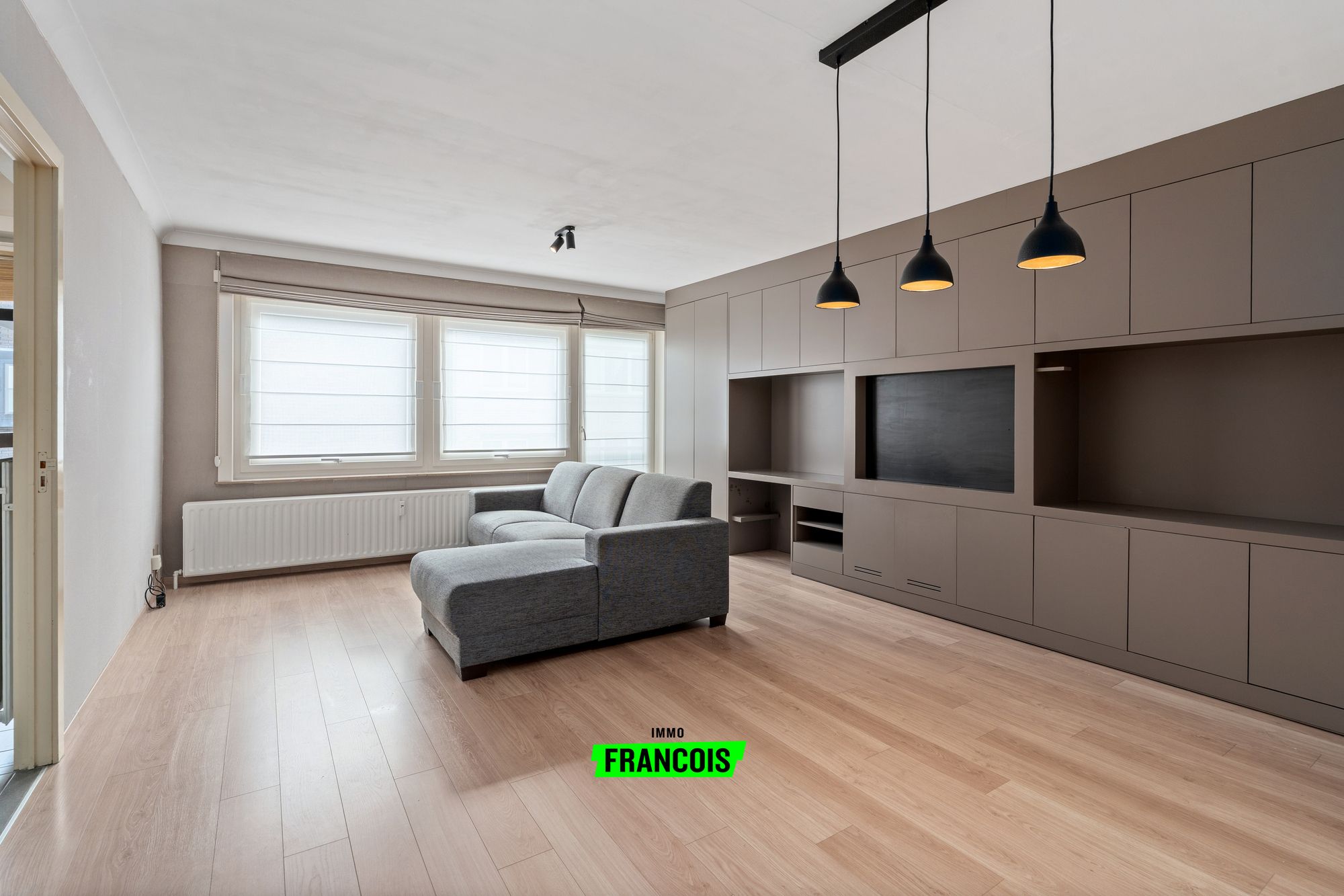Te koop in Oostende: volledig gerenoveerd 2-slaapkamerappartement met balkon, terrassen en inbegrepen garagebox - foto 1