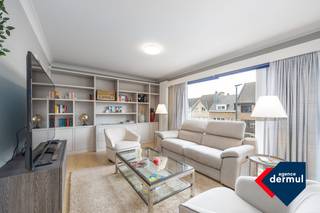 Mooi gerenoveerd appartement met twee slaapkamers, gelegen op de tweede verdieping in een rustige straat te Oostende. Het appartement beschikt...