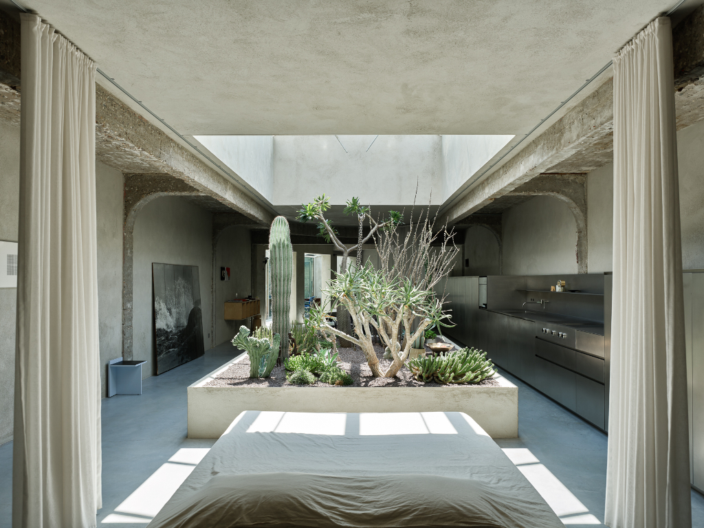 Uniqum - Architectuur tot op haar essentie. Een bijzonder doordacht brutalistisch appartement met tuin op een gegeerde locatie nabij het Sint-Pietersstation. - foto 2