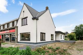 <p><span>Instapklare woning met 2 slaapkamers, gunstig gelegen te Putte - nabij het landelijke dorpscentrum van Peulis.</span></p><p><span> </span></p><p><span>Deze mooie woning werd volledig gemoderniseerd en geoptimaliseerd in 2025-2026 en is voorzien van alle moderne comfort, met als gevolg een gunstig EPC. Op het gelijkvloers is er een gezellige en lichtrijke woonkamer met aansluitend halfopen leefkeuken, een ideale thuis om mensen te ontvangen. Op de eerste verdieping zijn er in totaal 2 slaapkamers en een apart toilet. Een knappe badkamer met inloopdouche, gelegen op het gelijkvloers, maakt het geheel compleet. Een praktische berging en bergzolder bieden voldoende stockageruimte. En indien u niet binnen wenst te vertoeven, kan u heerlijk tot rust komen in de aangename, perfect zuid gerichte tuin.</span></p><p><span> </span></p><p><span>Een unieke kans voor wie een woning zoekt gelegen nabij het landelijke dorpscentrum van Peulis, nabij scholen en winkels.</span></p><p><span>Vlotte bereikbaarheid is tevens een troef, een centrale ligging tussen Brussel en Antwerpen - Mechelen - Leuven.</span></p><p><span> </span></p><p><span>Bezoek enkel na afspraak, vrijblijvende info op kantoor: 015/755 444 of <span>info@immovercammen.be</span></span></p><p><span> </span></p>