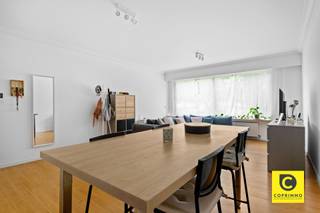 <p><span>Lichtrijk gelijkvloers met 1 slaapkamer en tuin aan 't Brilschanspark!</span><span><br /></span><span>Dit charmant gelijkvloers appartement bevindt zich in een kleinschalig en prima onderhouden gebouw pal tegenover het prachtige Brilschanspark. Een unieke kans voor wie graag in een groene en rustige omgeving woont, op een boogscheut van het bruisende stadsleven. Op deze toplocatie zijn winkels, scholen, horeca, sportfaciliteiten, invalswegen en openbaar vervoer steeds vlakbij. Ook de tuin is een enorme troef, ideaal voor de huisdieren en voor al wie groene vingers heeft. Het </span><span>appartement is momenteel verhuurd, een buitenkans voor wie op zoek is naar een goede investering, maar uiteraard is eigen bewoning ook steeds mogelijk. </span></p><p><span><br /></span><span>Inkomhal, leefruimte & keuken:</span></p><p><span>Via de aparte inkomhal met ingemaakte vestiaire komt u bij de leefruimte. De schitterende natuurlijke lichtinval accentueert het magnifieke uitzicht over de natuurpracht van het Brilschanspark. Elementen zoals de statige moluren en de authentieke gemarmerde venstertabletten dragen bij tot het karakter van het appartement, terwijl de elektrische rolluiken, de Fiber-klaarheid en de videofonie dan weer het praktische aspect en het hedendaagse comfort belichten. De grote keuken ligt aanpalend de tuin en is voorzien van een gasfornuis met oven, dampkap, koelkast en vaatwasser. Toekomstgericht kan u de keuken evt. in de woonkamer implementeren om hier een 2e slaapkamer van te maken. </span></p><p><span> </span></p><p><span>Slaapkamer, badkamer & toilet:</span></p><p><span>Ook de ruime slaapkamer kijkt uit op de tuin en beschikt net zoals heel het appartement over elektrische rolluiken. Uw privacy alsook uw nachtrust is gegarandeerd. De badkamer met mechanische ventilatie herbergt een douche, wasmeubel, spiegelkast en de aansluitingen voor wasmachine en droogkast. Het toilet is apart ondergebracht.</span></p><p><span> </span></p><p><span>Tuin, kelder & autostaanplaats:</span><span><br />U heeft zowel het genot van een leuke voortuin alsook van een omvangrijke en zonnige achtertuin. Deze is overigens volledig omheind en leent zich perfect voor uw huisdieren, (klein)kids en uiteraard ook om naar hartenlust te tuinieren. Hier kan u ook geheel tot rust komen na een drukke werkdag of samen met uw familie en vrienden genieten van een lekker BBQ. Een privatieve kelder is inbegrepen. Om de hoek (Florent Bauduinstraat) is er een overdekte staanplaats die aangekocht dient te worden (€ 16.500). Een extra luxe en zeker ook handig om de fietsen veilig binnen te stallen.</span></p><p><span><br /></span><span>Extra troeven:</span></p><p><span>- Toplocatie (Mobiscore 9,3/10)</span></p><p><span>- Elektriciteit conform</span></p><p><span>- Dakisolatie 10 cm PIR</span></p><p><span>- Dubbele en deels HR++ ramen</span></p><p><span>- Asbestveilig</span></p><p><span>- Individuele verwarming</span></p><p><span>- Lichtrijk en groen uitzicht<br />- Kelder</span></p><p><span>- Autostaanplaats</span></p><p><span> </span></p>