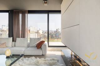 Gelegen in de Dansaertwijk, met zicht op het kanaal, op de 5de verdieping van een gebouw uit 2014, biedt dit duplex penthouse ontworpen door architect Glenn Sesstig een uitzonderlijk panorama over Brussel vanuit zijn twee woonlagen. <br />Op het inkomniveau: prachtige inkomhal met geïntegreerde vestiaire, apart toilet, twee slaapkamers waarvan één met dressing, badkamer in marmer en onyx, wasruimte. <br />Op de bovenste verdieping: volledig uitgeruste Gaggenau-keuken, eetkamer en ruime woonkamer die uitgeeft op een terras van 100 m² met vrij uitzicht over Brussel. <br />Airconditioning, gemotoriseerde verduisteringsgordijnen, ingebouwde luidsprekers, conform elektriciteit. EPC D+. Grote kelder. Vrij bij akte. 2 parkeerplaatsen beschikbaar aan €40.000 per plaats. Premiummaterialen van vloer tot plafond, uitzonderlijke lichtinval, recent gebouw (2014), gerenommeerd architect, panoramisch terras. Coup de coeur garanti!