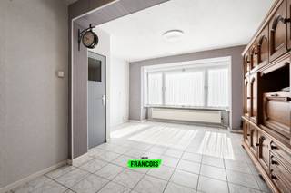 Deze gunstig gelegen gezinswoning biedt tal van mogelijkheden voor u en uw gezin. De woning is rustig gelegen in een residentiële buurt op een steenworp van het centrum, met tevens een vlotte verbinding naar Bredene en de A10. <br /><br />De woning is zorgvuldig onderhouden en kan mits een opknapbeurt een gezellige en ruime gezinswoning vormen. Zo is er eerst en vooral de ruime, inpandige garage die naast parkeergelegenheid ook nog stockageruimte biedt. <br /><br />Op de verdieping is er de woonkamer met eet-en leefgedeelte en aansluitend de functionele keuken. Hier is er tevens een groot terras aanwezig. <br /><br />De woning beschikt op heden 3 slaapkamers, met mogelijkheid tot een extra kamer als stockageruimte, hobbykamer, bureau,… <br /><br />In de badkamer is er tal van ruimte met zowel een douche als ligbad, alsook lavabo en toilet. <br /><br />Dankzij de ligging, grootte en indeling vormt het hier een uitgelezen kans om een gezinswoning naar eigen hand te zetten op een strategische locatie te Oostende. <br /><br />Aarzel niet en neem contact op voor meer info of een afspraak! <br /><br />