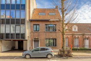 <strong>Gerenoveerde stadswoning met drie slaapkamers en een garagebox op een perceel van maar liefst 354 m² nabij het centrum van Turnhout! EPC 225 kWh/m²<br /><br />Ligging<span>: </span></strong>zeer centrale ligging nabij het centrum van Turnhout, met openbaar vervoer, winkels, horeca, scholen… op fiets- en wandelafstand. Ook het Stadspark bevindt zich in de nabije omgeving en er is een zeer vlotte verbinding naar buurgemeenten en de autostrade! <span><br /><br /><strong>Indeling</strong>: -1: kelder. +0: inkomhal met gastentoilet - leefruimte met open keuken - berging. +1: slaapkamer met dressing - badkamer. +2: apart toilet - twee slaapkamers. Garagebox.<br /><br /><strong>Omschrijving</strong>: de leefruimte is achteraan volledig opengetrokken met glaspartijen, ook zijn er verschillende dakkoepels voorzien waardoor deze enorm veel natuurlijk licht geniet. De gepolierde betonvloer geeft de ruimte een strakke, industriële uitstraling. De open keuken is uitgerust met alle moderne apparatuur zoals een groot gasvuur met vijf pitten en een grote oven, zowel een microgolf- als een gewone oven, een vaatwasser, anderhalfe spoelbak met een kraan met uittrekslang en een ingebouwde diepvries en ijskast. Naast de keuken is er zowel in de aparte berging als in de droge kelder nog voldoende opbergruimte voorzien.<br /><br />Op de eerste verdieping komen we in de grootste slaapkamer met bijhorende dressing. Daarnaast ligt de badkamer welke is voorzien van een lavabomeubel met dubbele spoelbak, een ruime inloopdouche en een ligbad. <br /><br />Op de tweede verdieping is er opnieuw een apart toilet voorzien. Gezien de slaapkamers zijn opengetrokken tot in de nok bieden beide een zeer ruimtelijk gevoel. Ook zit er in beide kamers aansluiting voor een extra lavabo klaar. <br /><br />Desondanks de woning vlakbij het centrum van Turnhout gelegen is biedt de groene diepe tuin een oase van rust. Via de tuin is er ook rechtstreekse toegang tot de bijhorende garagebox (inbegrepen in de vraagprijs). Daarnaast heeft u zelfs de optie nog een tweede garage bij aan te kopen in ditzelfde garagecomplex voor €25.000! <br /><br /><strong>Bijzondere informatieplicht</strong>: in aanvraag. </span>