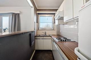 <p>Bienvenue dans cet appartement confortable situé à Merksem. Cet appartement lumineux de deux chambres sur les toits offre un lieu de vie idéal pour les débutants. L'appartement est composé d'un hall d'entrée, d'une salle de séjour avec cuisine ouverte, de deux chambres à coucher, dont l'une est traversante, et d'une salle de douche. La cuisine est aménagée de manière pratique avec un plan de travail en plastique, une cuisinière électrique et un réfrigérateur. La salle de bains est équipée d'une douche, d'un lavabo et de toilettes. La fenêtre offre une belle vue sur la ville. L'emplacement est excellent - vous êtes proche des magasins locaux, des restaurants, des transports publics et de toutes les commodités. Cet appartement représente une opportunité d'investissement parfaite ou votre premier logement idéal avec un emplacement idéal.</p><br /><p>Détails :</p><ul><li>Appartement lumineux avec vue lointaine</li><li>Très bonne accessibilité</li><li>Ascenseur dans l'immeuble</li></ul>