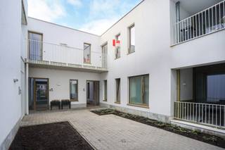 In het centrum van Haasdonk bevindt zich dit instapklaar en energiezuinig appartement, gelegen op de 1ste verdieping.Het appartement omvat een...