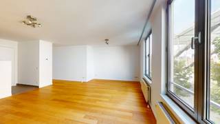 PLAN VIA VOLGENDE LINK UW BEZOEK IN ALSOOK UW GEGEVENS: https://demeester.mijnhuurprofiel.be/whise/7545194<br /><br />Gelegen op de derde verdieping van een verzorgd gebouw, recht tegenover het levendige Theaterplein, bevindt zich dit lichtrijke 2-slaapkamerappartement met een zonnig terras.<br /><br />Het appartement beschikt over twee ruime slaapkamers. De lichte leefruimte kijkt uit op het Theaterplein en biedt een open, luchtig gevoel. <br />De keuken wordt volledig nieuw geïnstalleerd, waardoor u kan genieten van modern comfort en hedendaagse afwerking. Dit maakt het appartement meteen instapklaar.<br /><br />De gemeenschappelijke kosten bedragen 100 EUR per maand.<br /><br />Troeven:<br /><br />- Toplocatie in het centrum van Antwerpen<br />- Uitzicht op het Theaterplein<br />-Twee ruime slaapkamers<br />- Nieuw te installeren keuken (volledig afgewerkt bij oplevering)